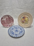 Lote de 3 pratos decorativos em porcelana, modelos e marcas diversas. Medindo o maior 17cm de diâmetro.