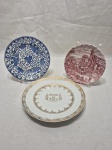 Lote de 3 pratos decorativos em porcelana, modelos e marcas diversas. Medindo o maior 18,5cm de diâmetro.