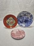 Lote de 3 pratos decorativos em porcelana, modelos e marcas diversas. Medindo o maior 21,5cm de diâmetro.