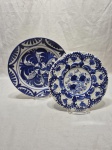Lote de 2 pratos decorativos em porcelana espanhola azul e branca. Medindo o maior 26cm de diâmetro.
