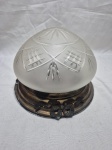 Lindo lustre, luminária de teto em metal dourado com cúpula em cristal fosco lapidado. Medindo a cúpula 15cm de boca x 11,5cm de altura.