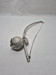 Linda escultura do instrumento berimbau em prata 90 rica em detalhes, assinado Gerson Bahia 90. Medindo 32cm de comprimento.