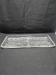 Travessa retangular em cristal Bohemia ricamente lapidado. Medindo 45cm x 18,5cm.