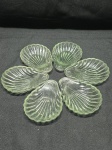 Jogo de 6 petisqueiras na forma de concha em vidrão. Medindo 13cm x 9,5cm.