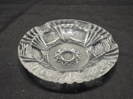Lindo cinzeiro redondo em cristal ricamente lapidado. Medindo 15cm x 3cm de altura.