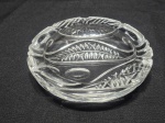 Lindo cinzeiro redondo em grosso vidro ricamente trabalhado. Medindo 16cm x 3cm de altura.