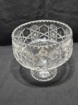 Lindo centro de mesa, fruteira redondo com pé em cristal ricamente lapidado. Medindo 19,5cm x 18cm de altura.