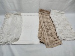 Lote de 4 caminhos de mesa em tecidos e modelos diversos. Medindo o maior 130cm x 40cm. Peças com marcas de guardado.