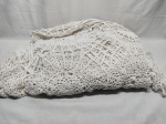 Toalha de mesa em crochê branca. Medindo 240cm x 160cm. Peças com marcas de guardado.