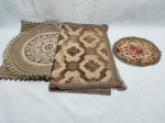 Lote de caminhos de mesa em veludo.  Medindo o maior 94cm x 37cm. Peças com marcas de guardado.