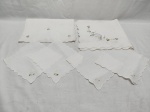 Jogo de tecidos bordados, composto de caminhos de mesa, jogos americano, guardanapos. Medindo o maior 50cm x 50cm. Peças com marcas de guardado.