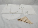 Jogo de tecidos bordados, composto de caminhos de mesa, jogos americano, guardanapos. Medindo o maior 90cm x 40cm. Peças com marcas de guardado.