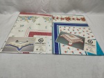 Lote de 2 toalhas de mesa quadradas na embalagem. Medindo 80cm x 80cm. Peças com marcas de guardado.