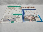 Lote de 2 toalhas de mesa quadradas na embalagem. Medindo 80cm x 80cm. Peças com marcas de guardado.