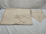 Toalha de mesa quadrada com 6 guardanapos em tecido com bordados.  Medindo 210cm x 210cm. Peça com marcas de guardado.