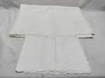 Toalha de mesa retangular com 6 guardanapos em tecido com bordados.  Medindo 210cm x 140cm. Peça com marcas de guardado.