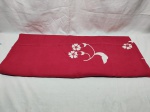 Linda toalha de mesa vermelha em linho com detalhes de flores. Medindo 200cm x 150cm. Peça com pequeno furinho como demonstra fotos.