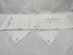 Jogo de tecidos bordados, composto de caminhos de mesa, jogos americano, guardanapos. Medindo o maior 60cm x 35cm. Peças com marcas de guardado.