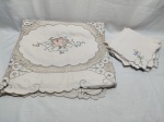 Linda toalha de mesa retangular com bordados Ilha da madeira e 11 guardanapos.  Medindo 260cm x 170cm. Peça com marcas de guardado.
