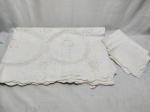 Toalha de mesa retangular com lindos bordados e 12 guardanapos.  Medindo 240cm x 170cm. Peças com marcas de guardado.