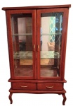 Cristaleira em madeira nobre com fundo em espelho, prateleiras em vidro e 02 gavetas. 160 cm x 100 c