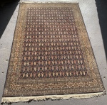 Tapete oriental, medindo 360x225cm, trata-se de peça usada, possui  desgastes  e marcas do tempo e u