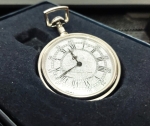 Relógio de bolso quartz, sem bateria ou teste de uso. Discreto arranhado e estojo original.