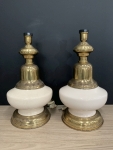 Charmoso par de abajures com estrutura em metal dourado e base em cerâmica esmaltada na cor off-whit