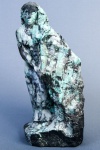 Escultura representando figura feminina esculpida em bloco único de esmeralda bruta com matriz, adqu