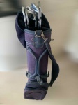 Conjunto para golfe composto por bolsa  da marca Daiwa e oito tacos de golfe da marca Fourteen, espe
