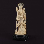 Belíssima escultura em marfim assinado e com selo vermelho, reproduzindo Divindade, altura total 25