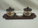 Lote de bandeja em madeira, 2 potiches e petisqueira em porcelana. Medindo a bandeja 35cm x 12cm.