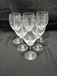 Jogo de 6 taças de água, vinho em cristal Hering, assinado. Medindo 6,5cm x 17,5cm de altura. Peças manchadas.