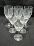 Jogo de 6 taças de vinho tinto em cristal Hering, assinado. Medindo 6,5cm x 16,5cm de altura. Peças manchadas.