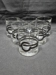 Jogo de 6 copos de whisky em cristal Reynoso com estampa preta. Medindo 8cm x 9cm de altura.