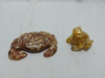 Lote de 2 enfeites em resina com conchas, sendo um siri e um sapo. Medindo o roberto 10,5cm x 8,5cm.