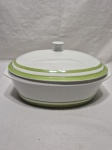 Sopeira, legumeira oval em porcelana refrataria Real barra verde. Medindo 30cm x 19cm x 10cm de altura.