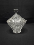 Linda compoteira em cristal Lyor ricamente trabalhado. Medindo 17cm x 13,5cm x 19cm de altura total.