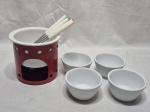 Lote de panela de fondue em porcelana com metal e 4 bowls em porcelana branca. Medindo o fondue 13,5cm x 13cm de altura.