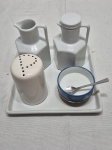 Lote de par de galetas, saleiro e pimenteiro em porcelana. Medindo a bandeja 16cm x 16cm.
