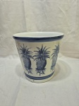 Lindo cachepot em porcelana azul e branca. Medindo 23,5cm x 21,5cm de altura.
