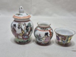 Lote de 3 miniaturas em porcelana oriental com pinturas de gueixas e flores. Medindo o potiche 9cm de altura.