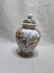 Lindo potiche bojudo em porcelana oriental com pintura de gueixas, flores e detalhes ouro. Medindo 15cm de bojo x 18,5cm de altura sem tampa.