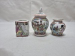 Lote de 3 miniaturas em porcelana oriental com pinturas de gueixas e flores. Medindo o potiche 9cm de altura.