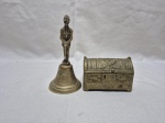 Sineta de mesa e caixa decorativa em bronze trabalhado. Medindo a caixa 9cm x 5cm x 6,5cm de altura. A sineta está sem badalo.