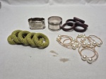 Lote de 20 argolas de guardanapo em materiais diversos. Medindo a maior 5cm x 4cm.