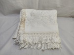 Colcha, cobre leito em tecido tipo renda com franjas. Medindo 260cm x 210cm. Peça com marcas de guardado.