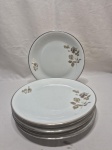 Jogo de 6 pratos rasos de mesa em porcelana Renner Medaillon floral com friso prata. Medindo 25cm de diâmetro. Leve desgaste no friso.