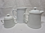 Jogo de servir chá, café com 3 peças em porcelana branca. Medindo a leiteira 18cm de altura.
