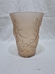 Lindo e antigo vaso, floreira em vidro emoldado. Medindo 13,5cm x 17cm de altura. Possui um craquelado ao fundo.